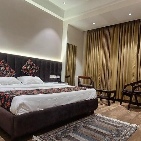 Hotel Alpine Plaza Shāhpur Buitenkant foto