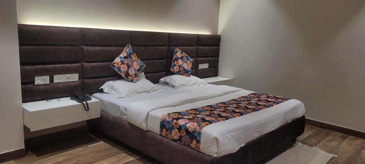 Hotel Alpine Plaza Shāhpur Buitenkant foto
