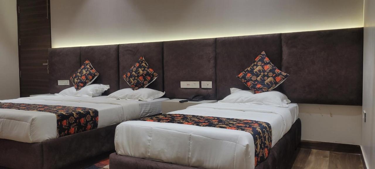Hotel Alpine Plaza Shāhpur Buitenkant foto