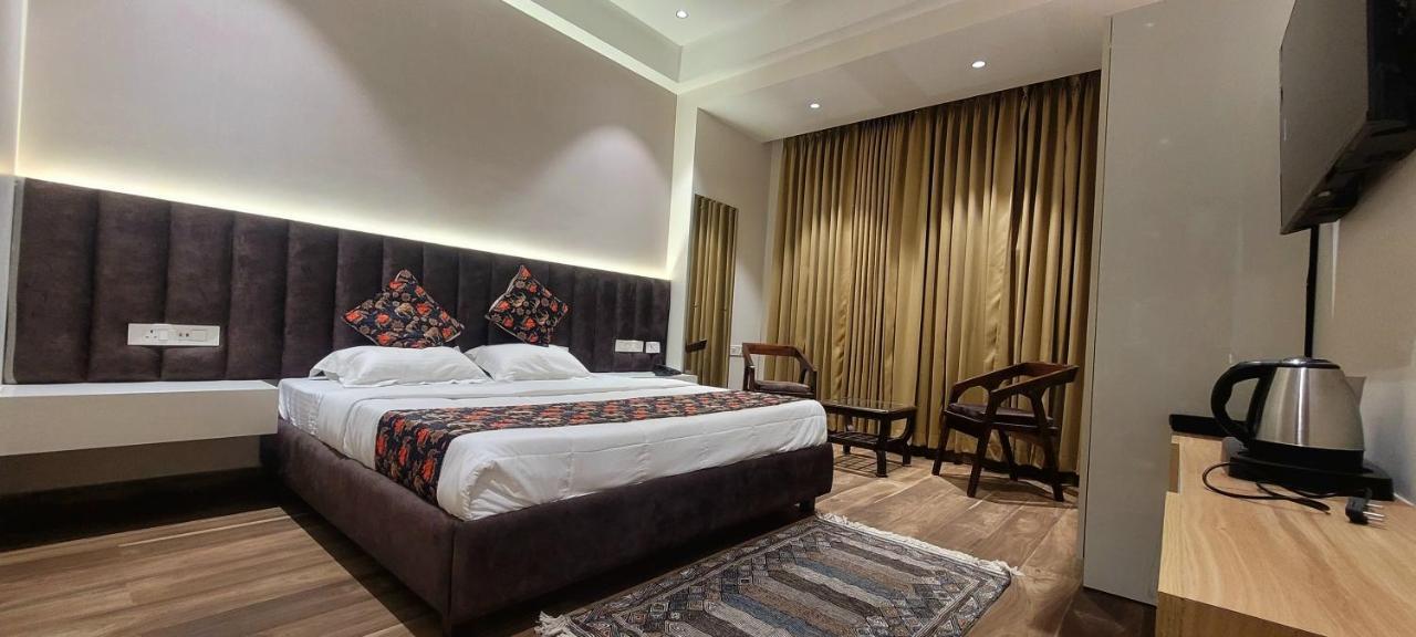 Hotel Alpine Plaza Shāhpur Buitenkant foto