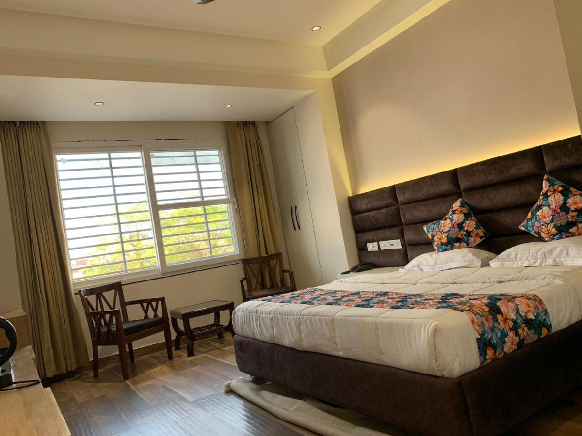 Hotel Alpine Plaza Shāhpur Buitenkant foto