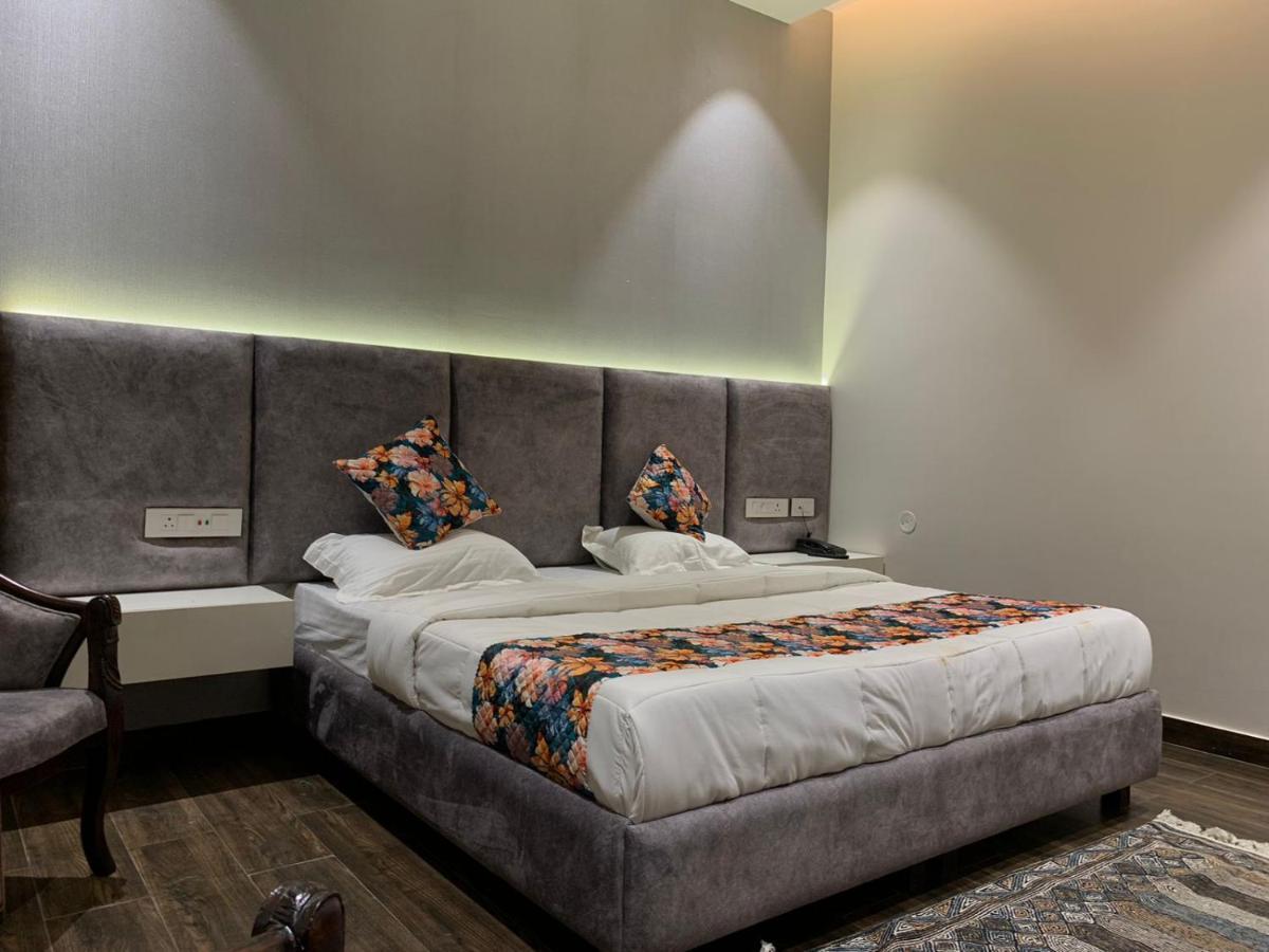 Hotel Alpine Plaza Shāhpur Buitenkant foto